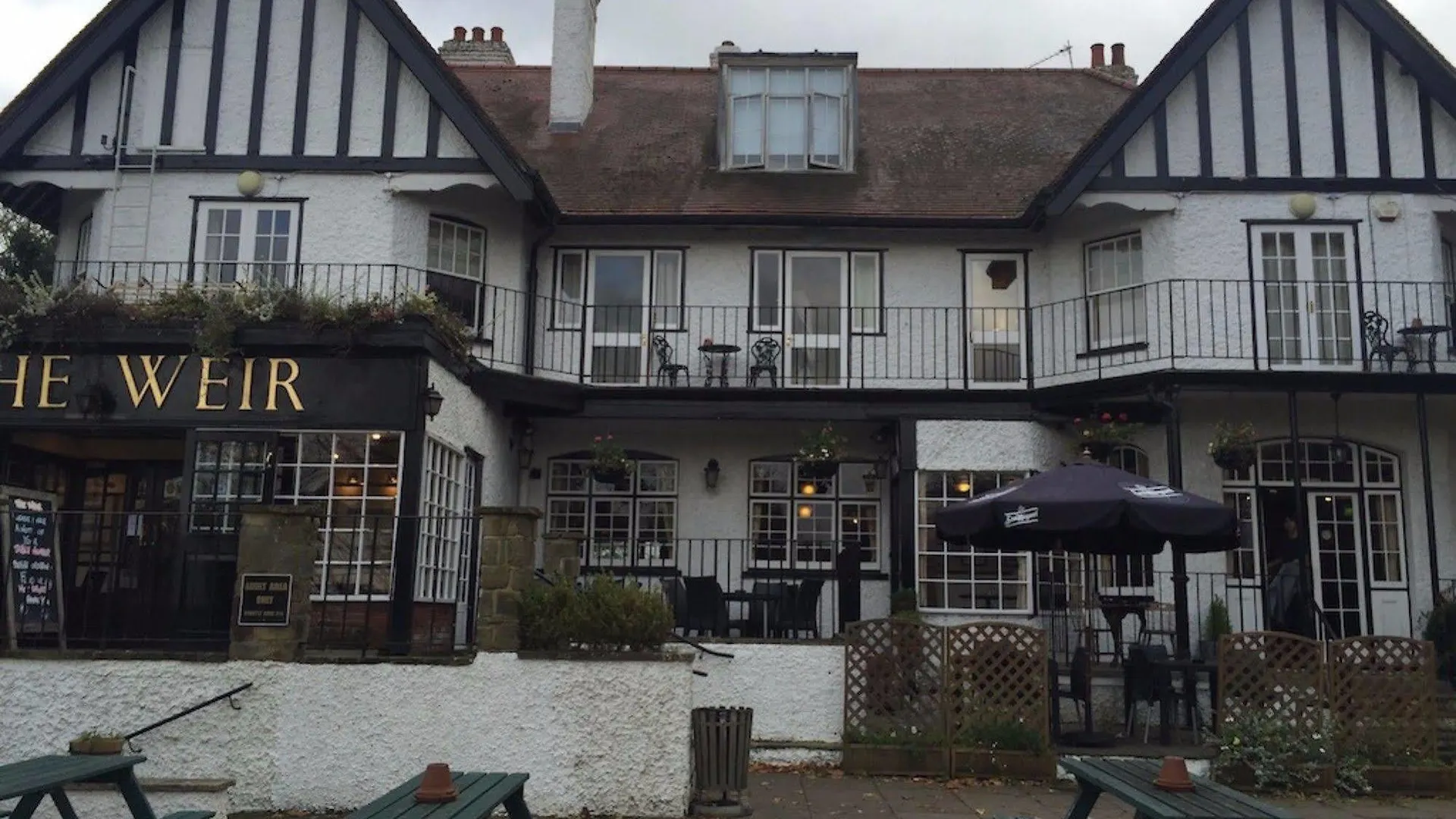 The Weir Hotel ウォルトン・オン・テムズ